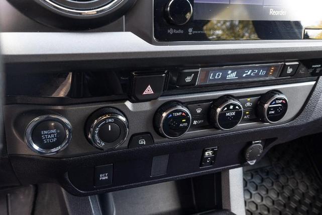 Photo of 2017 Super White Toyota Tacoma