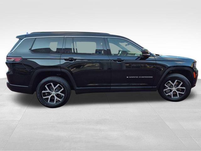 Photo of 2024 Diamond Black Jeep Grand Cherokee L
