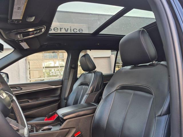 Photo of 2024 Diamond Black Jeep Grand Cherokee L