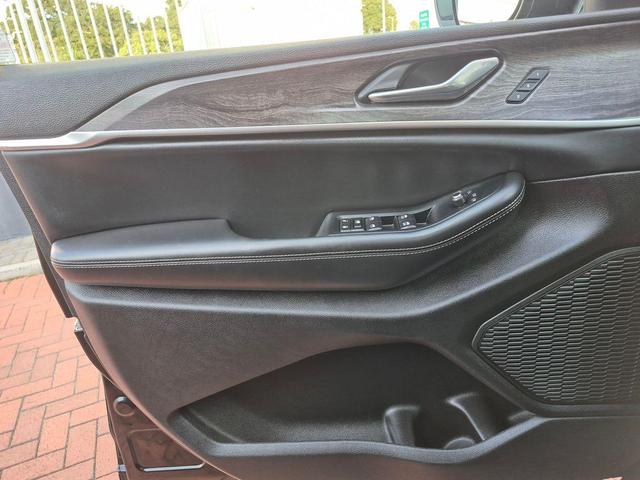 Photo of 2024 Diamond Black Jeep Grand Cherokee L