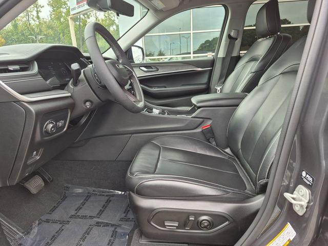 Photo of 2023 Metallic Jeep Grand Cherokee