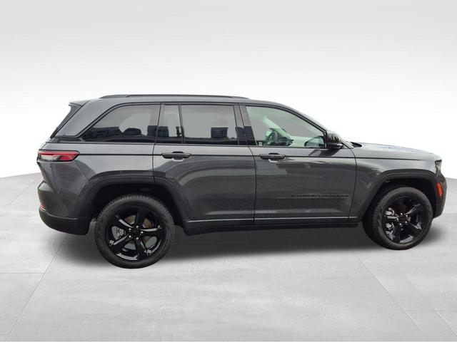 Photo of 2023 Metallic Jeep Grand Cherokee