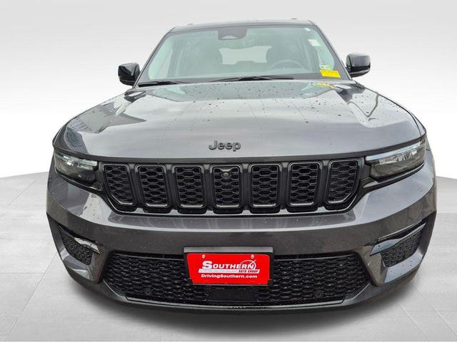 Photo of 2023 Metallic Jeep Grand Cherokee