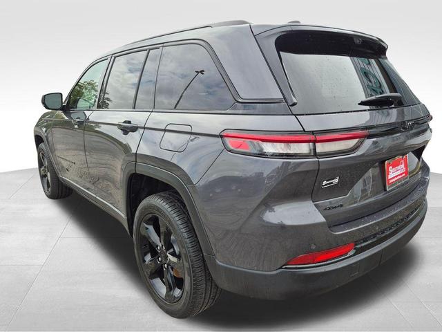 Photo of 2023 Metallic Jeep Grand Cherokee