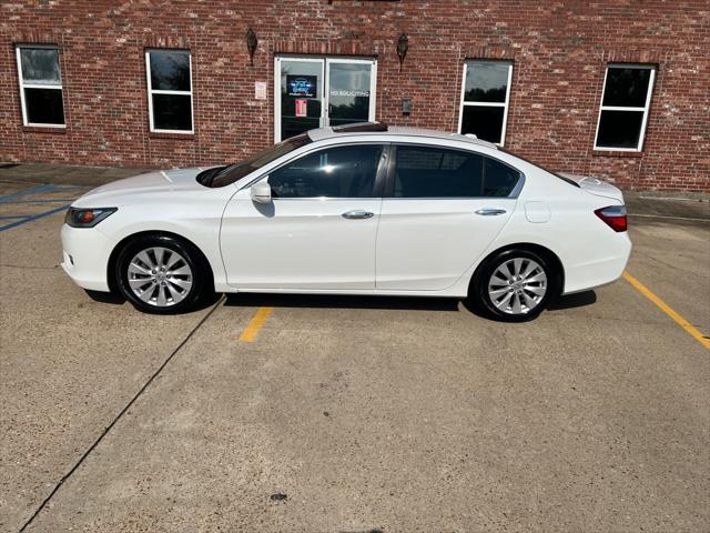 Photo of 2015 White Orchid Pearl Honda Accord