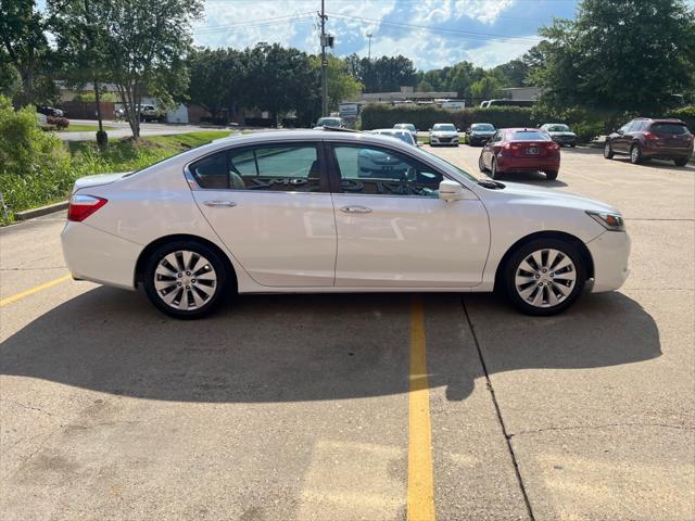 Photo of 2015 White Orchid Pearl Honda Accord