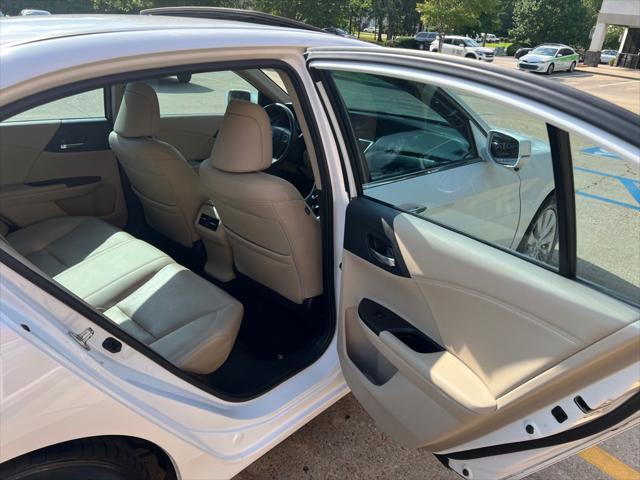 Photo of 2015 White Orchid Pearl Honda Accord