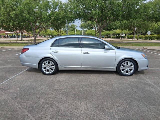 Photo of 2009 Silver Toyota Avalon