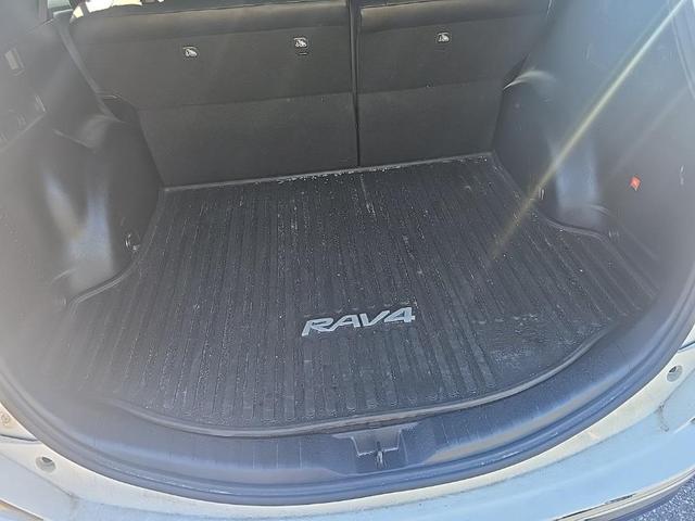 Photo of 2016 Super White Toyota RAV4