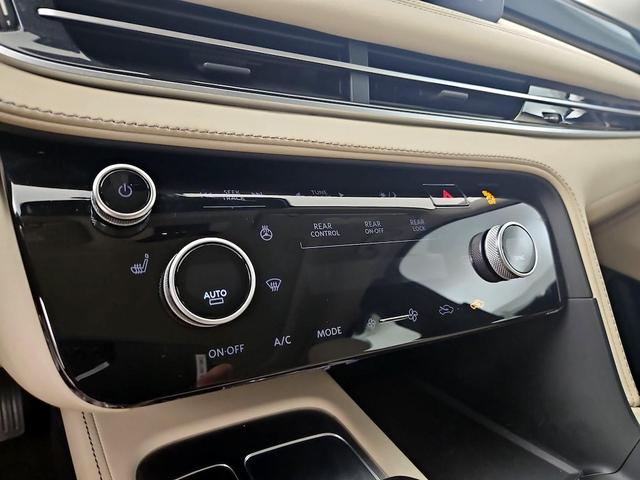 Photo of 2024 White INFINITI QX60