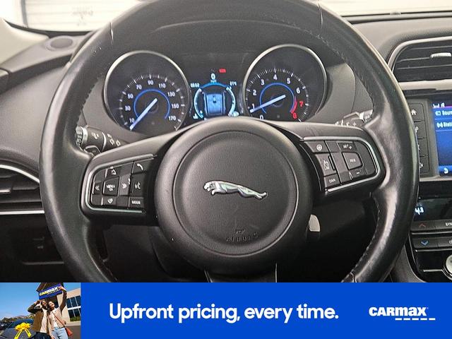 Photo of 2017 White Jaguar F-PACE
