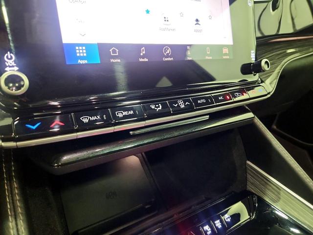 Photo of 2022 White Jeep Wagoneer
