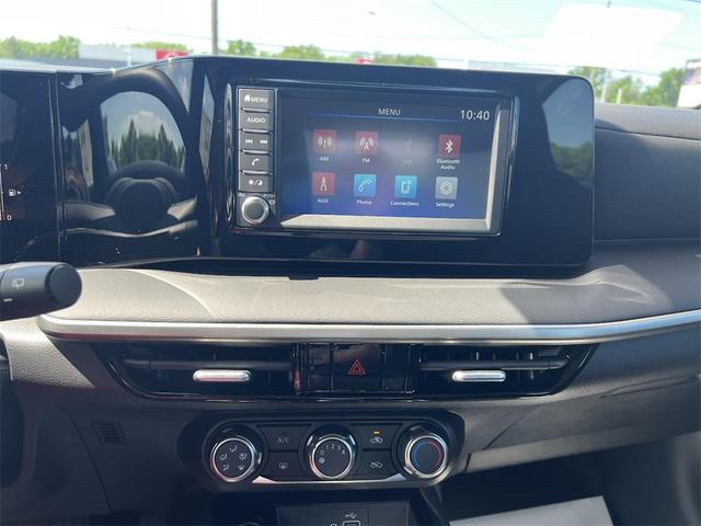 Photo of 2025 Super Black Nissan Kicks
