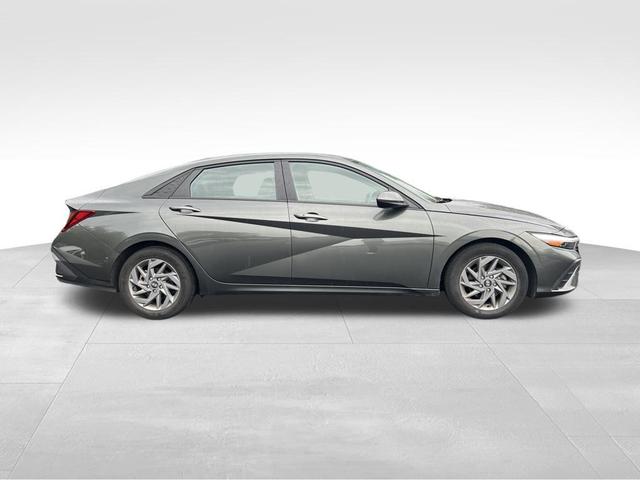 Photo of 2024 Amazon Gray Hyundai ELANTRA