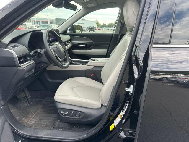 Photo of 2024 Midnight Black Metallic Toyota Grand Highlander