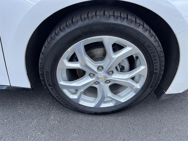 Photo of 2018 Iridescent Pearl Tricoat Chevrolet Volt