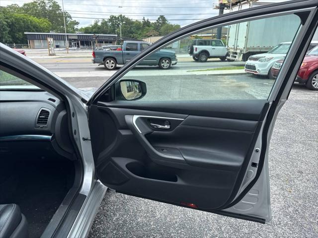 Photo of 2017 Brilliant Silver Nissan Altima