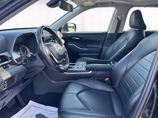 Photo of 2022 Midnight Black Toyota Highlander