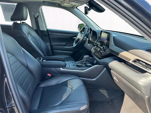 Photo of 2022 Midnight Black Toyota Highlander