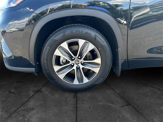 Photo of 2022 Midnight Black Toyota Highlander