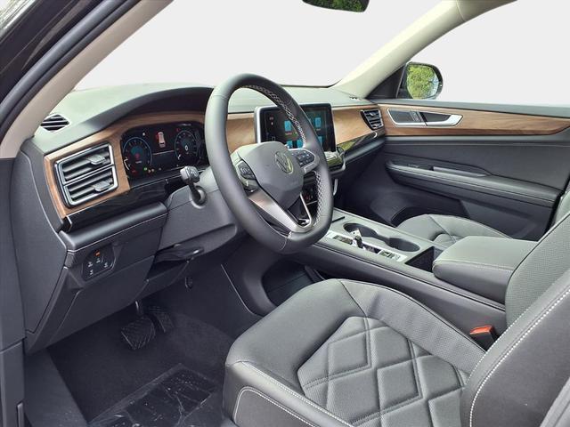 Photo of 2026 deep black pearl Volkswagen Atlas