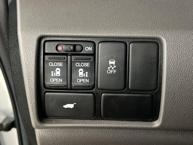 Photo of 2013 Alabaster Silver Metallic Honda Odyssey