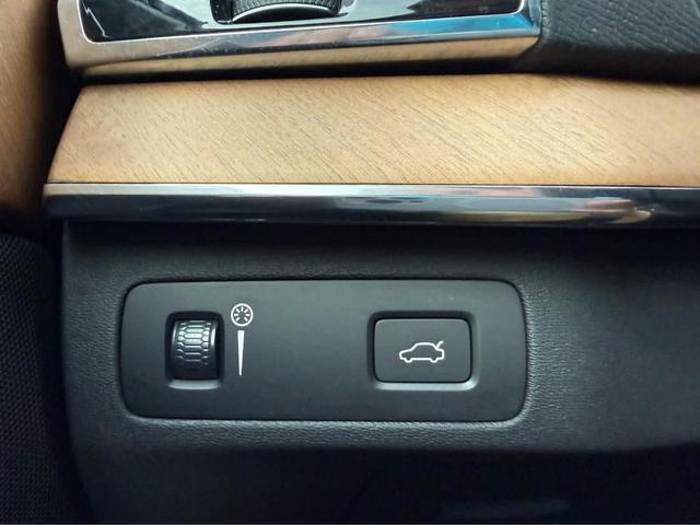 Photo of 2021 Crystal White Metallic Volvo XC90