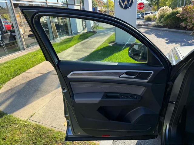 Photo of 2022 Platinum Gray Metallic Volkswagen Atlas Cross Sport