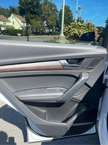 Photo of 2023 Glacier White Metallic Audi Q5