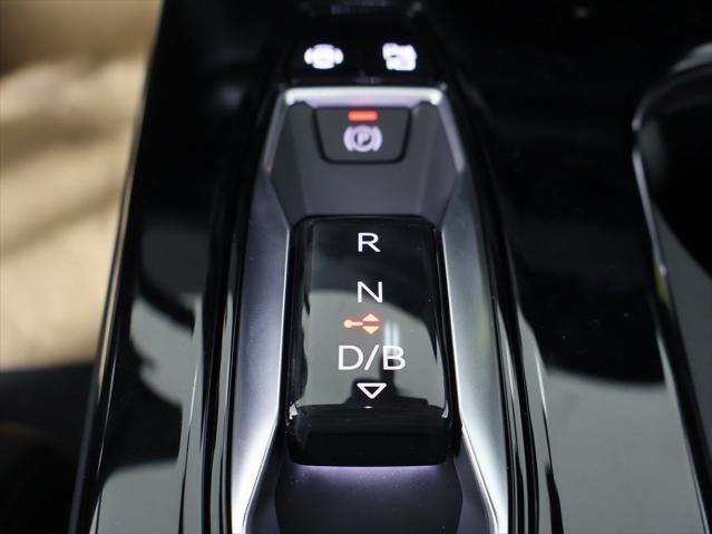 Photo of 2025 Glacier White Audi Q6 e-tron