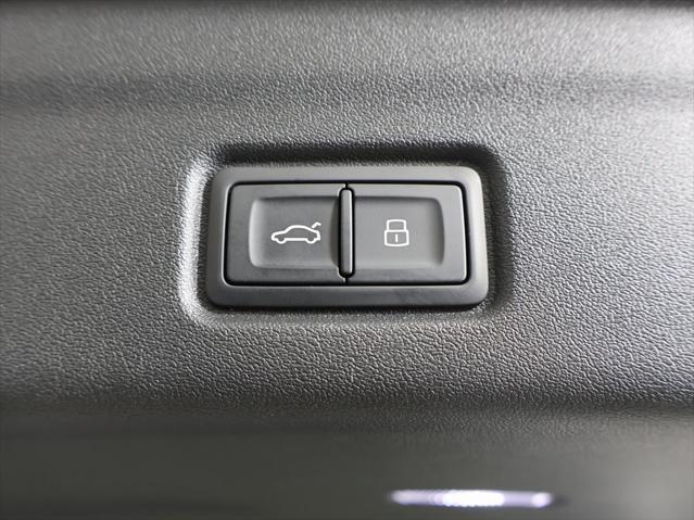 Photo of 2025 Glacier White Audi Q6 e-tron
