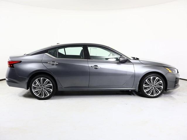 Photo of 2023 Gun Metallic Nissan Altima
