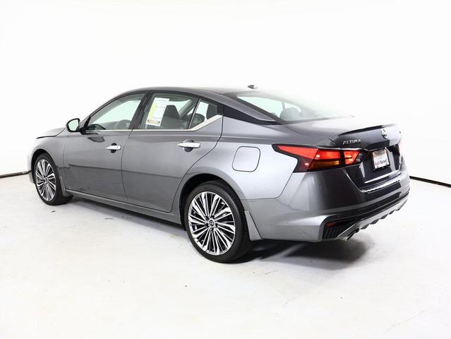 Photo of 2023 Gun Metallic Nissan Altima