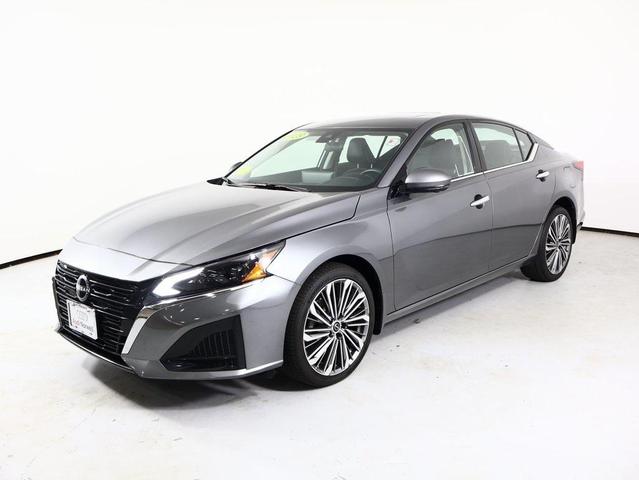 Photo of 2023 Gun Metallic Nissan Altima