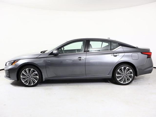Photo of 2023 Gun Metallic Nissan Altima