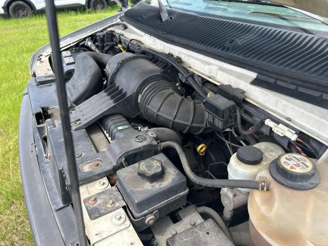 Photo of 2004 White Ford E350 Super Duty