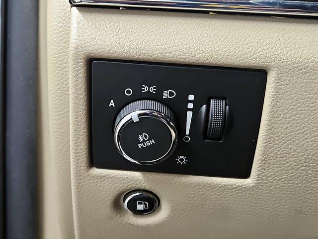 Photo of 2014 White Jeep Grand Cherokee