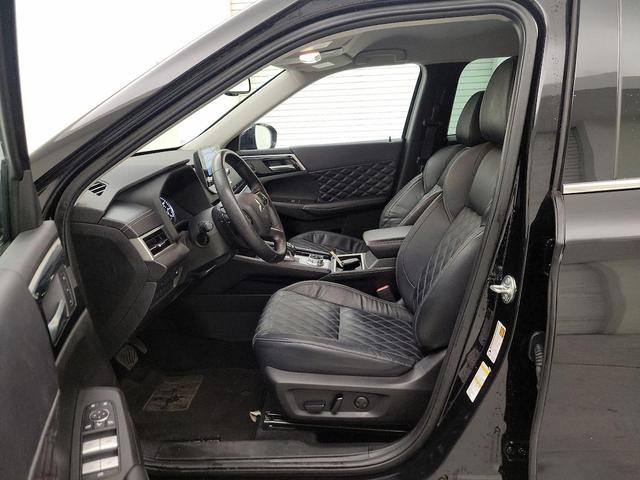 Photo of 2022 Black Mitsubishi Outlander