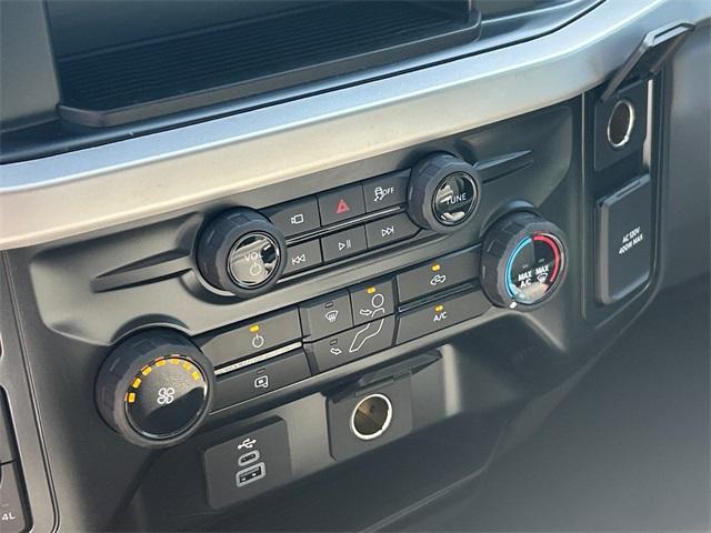 Photo of 2025 Oxford White Ford F-250