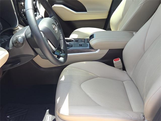 Photo of 2020 Blizzard Pearl Toyota Highlander