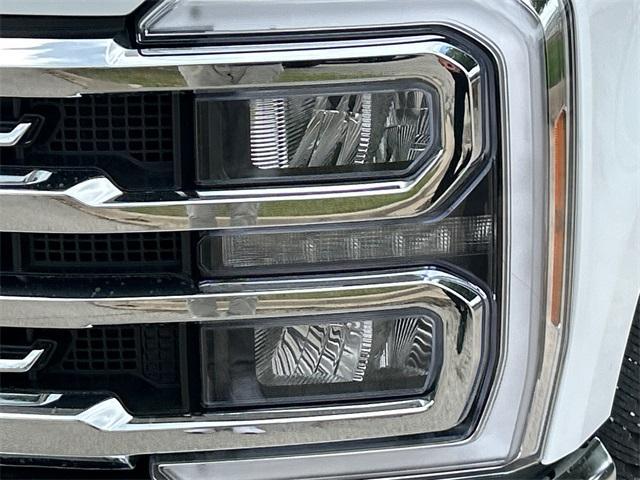 Photo of 2025 Oxford White Ford F-350