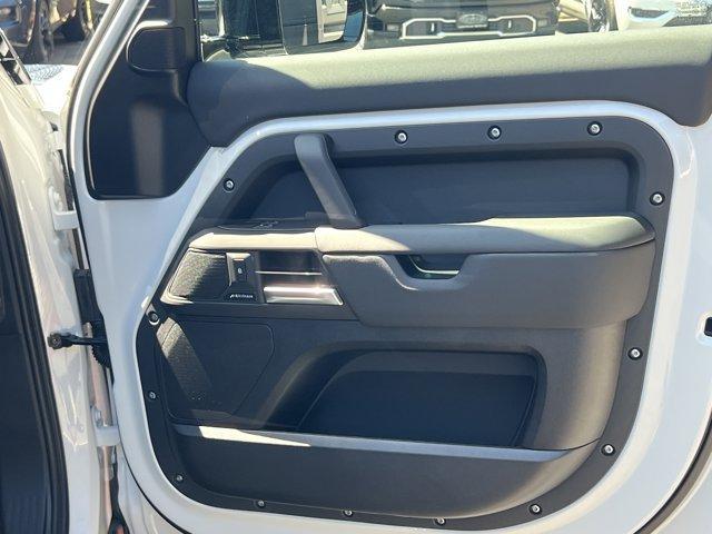 Photo of 2025 Fuji White Land Rover Defender