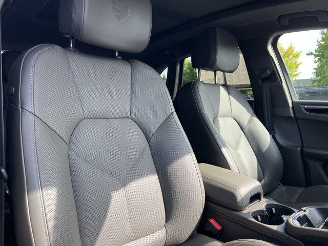 Photo of 2022 Jet Black Metallic Porsche Macan