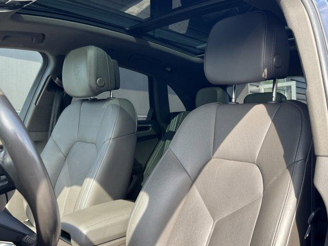 Photo of 2022 Jet Black Metallic Porsche Macan