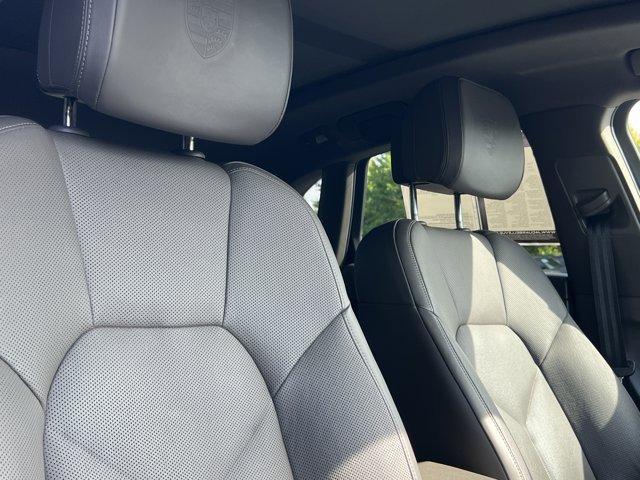 Photo of 2022 Jet Black Metallic Porsche Macan