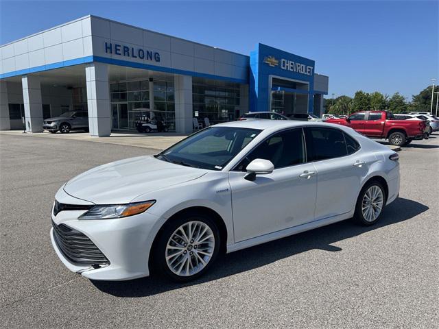 Photo of 2020 Super White Toyota Camry Hybrid