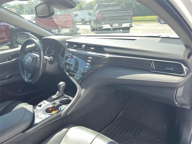Photo of 2020 Super White Toyota Camry Hybrid