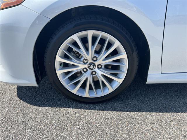 Photo of 2020 Super White Toyota Camry Hybrid