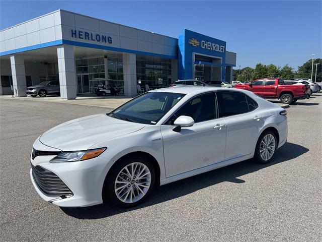 Photo of 2020 Super White Toyota Camry Hybrid