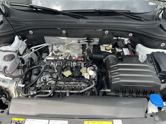 Photo of 2025 Opal White Pearl Volkswagen Atlas Cross Sport